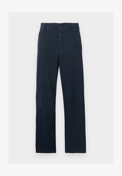 Σκούρο μπλε παντελόνι με ίσια γραμμή, θηλιές για ζώνη, κουμπί μπροστά, φερμουάρ και δύο πλαϊνές τσέπες σε λευκό φόντο.