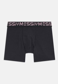 Sorte boxer shorts med en myk tekstur, med en rosa elastisk midjebånd med "MESSI" trykket i fete bokstaver.