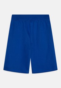 Shorts en coton bleu avec une taille élastique, dotés d'une texture lisse et d'une coupe droite. Sans poches ni détails supplémentaires.