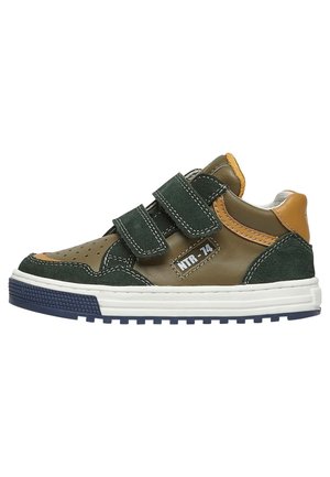 Sneaker in pelle e suede verdi con cinturini in Velcro, accenti arancioni a contrasto, texture perforata sulla punta e suola bianca.