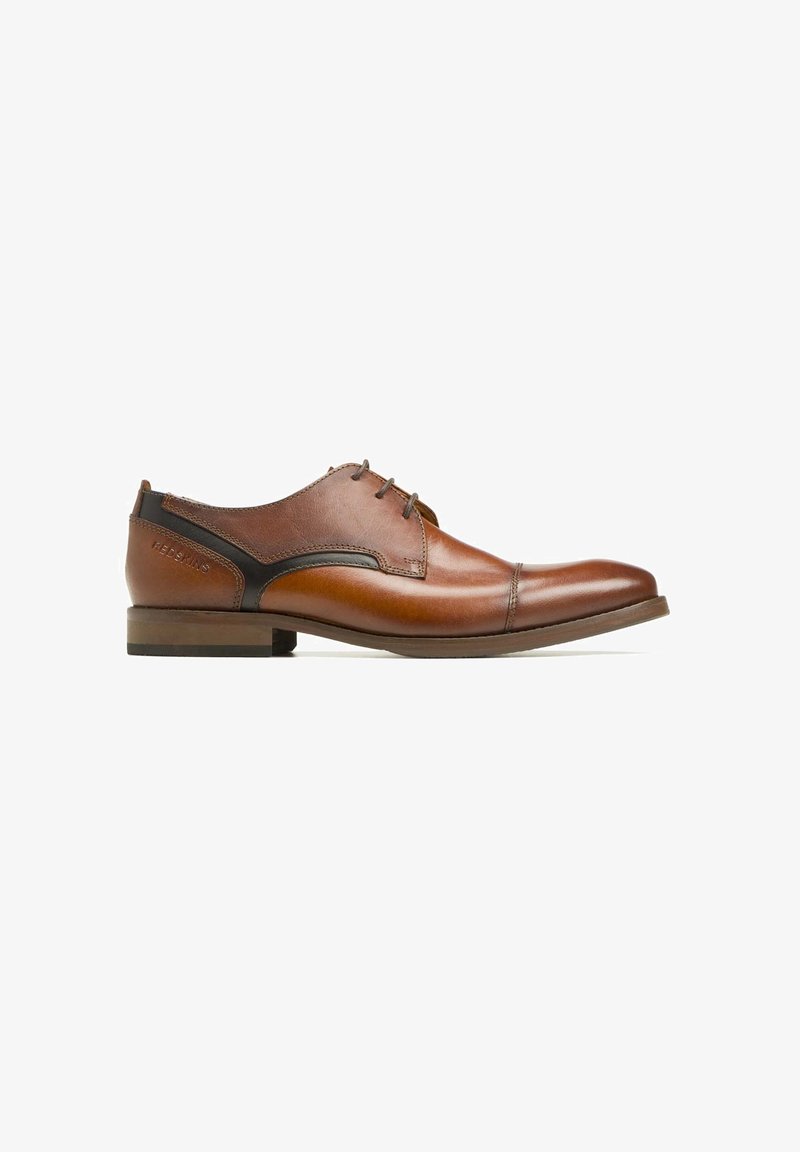 Chaussure de cérémonie en cuir marron à lacets avec une finition lisse, un embout légèrement arrondi, et des accents noirs contrastés sur les côtés et le talon.