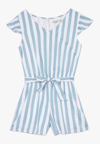 Pasiasty kombinezon w jasnoniebieskim i białym kolorze, wykonany z miękkiego materiału, z krótkimi rękawami, dekoltem w kształcie litery V i paskiem wiązanym w talii.