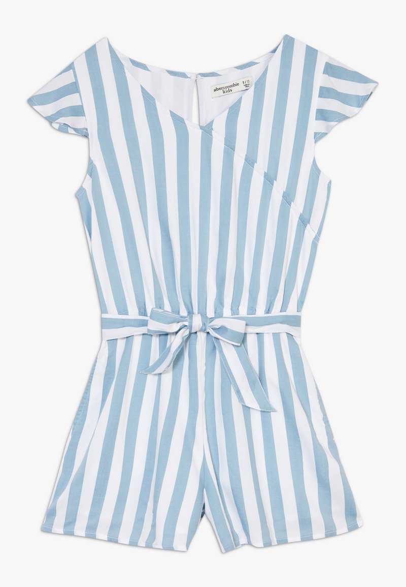 Pasiasty kombinezon w jasnoniebieskim i białym kolorze, wykonany z miękkiego materiału, z krótkimi rękawami, dekoltem w kształcie litery V i paskiem wiązanym w talii.