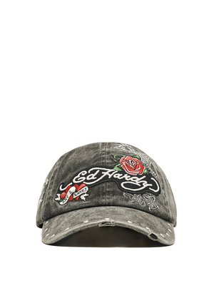 Casquette de baseball grise usée Ed Hardy avec rose rouge brodée, cœur avec "Mettre 2 noms" et couture décorative blanche.