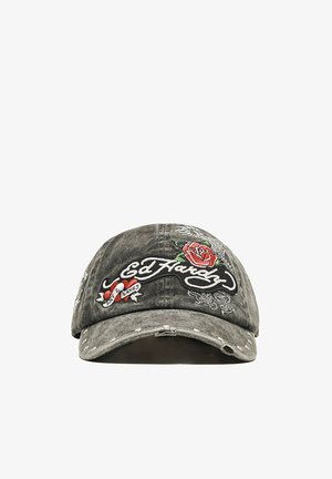 Casquette de baseball grise usée Ed Hardy avec rose rouge brodée, cœur avec "Mettre 2 noms" et couture décorative blanche.