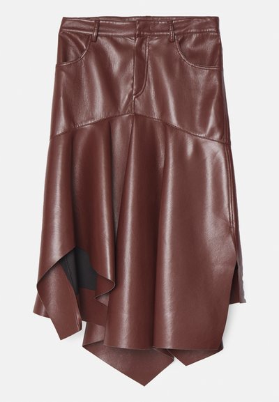 Ruda dirbtinė odinė sijonas su platėjančiu asimetriniu apvadu, turintis du priekiniai kišeniai ir glotniai blizgiu paviršiumi.