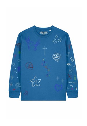 Chemise bleue à manches longues avec des gribouillis multicolores, comprenant des étoiles, des oiseaux, un crâne, un cœur avec un œil, une croix, des cerises, et le texte "Mira Paris" sur les manches et la poitrine.