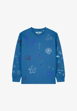 Camicia blu a maniche lunghe con scarabocchi multicolori, tra cui stelle, uccelli, teschio, cuore con occhio, croce, ciliegie e testo "Mira Paris" su maniche e petto.