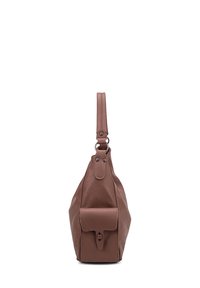 Borsa in pelle marrone con texture, dotata di una singola tracolla regolabile, tasca frontale con pattina e silhouette triangolare. Presenta dettagli in metallo.
