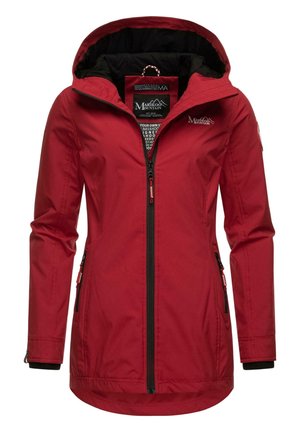 Veste imperméable rouge à capuche avec fermeture éclair devant et deux poches zippées, doublure intérieure noire et logo "Marikoo Mountain" sur la poitrine.