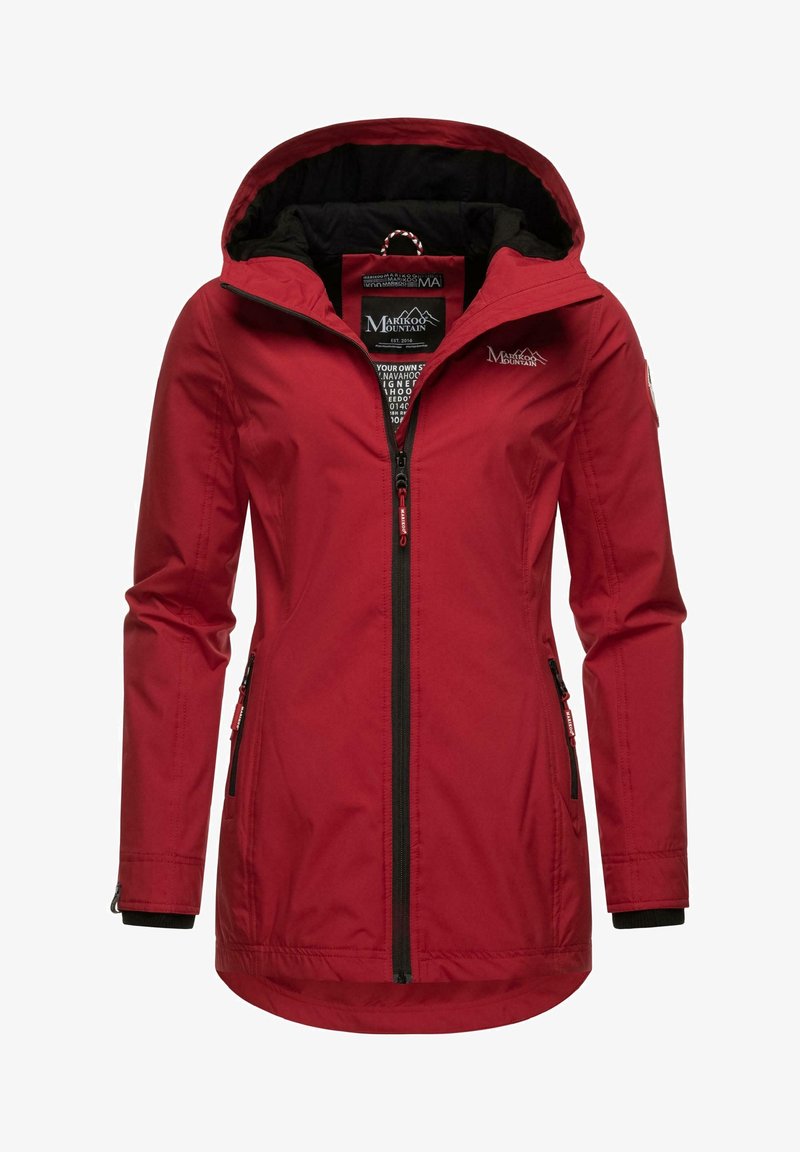 Veste imperméable rouge à capuche avec fermeture éclair devant et deux poches zippées, doublure intérieure noire et logo "Marikoo Mountain" sur la poitrine.