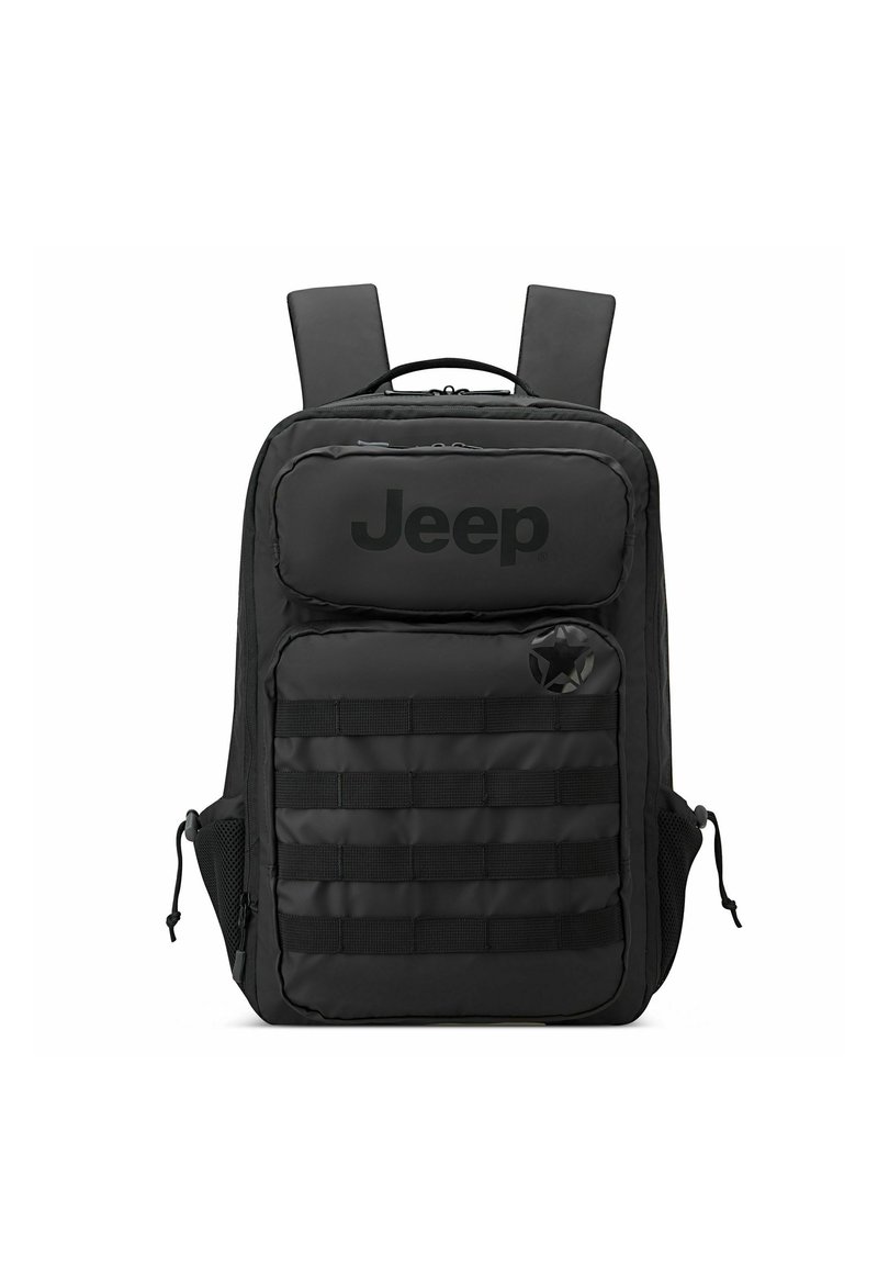 Zaino nero realizzato in tessuto resistente, con una tasca frontale imbottita, design a più cinghie e tasche laterali in rete. Logo Jeep ben visibile.