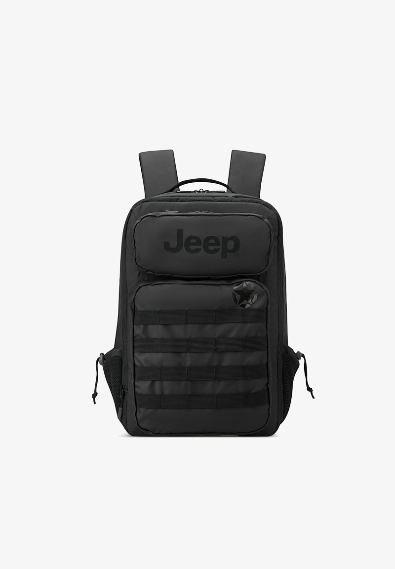 Zaino nero realizzato in tessuto resistente, con una tasca frontale imbottita, design a più cinghie e tasche laterali in rete. Logo Jeep ben visibile.