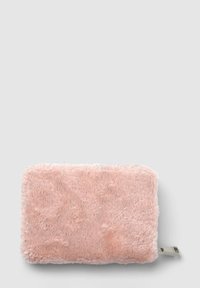 Pochette in faux fur rosa con una texture morbida, forma rettangolare e dettagli in argento. Presenta una chiusura con zip e un design elegante.