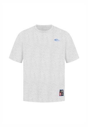 Grijze crew-neck t-shirt met korte mouwen, met een blauw logo op de linkerkant van de borst en een label rechtsonder met zwarte en blauwe accenten.