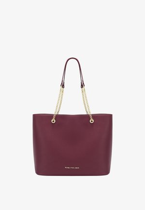 Bolso tote de cuero burdeos con asas de cadena dorada y pequeño logo de Victoria Hyde London en el frente.