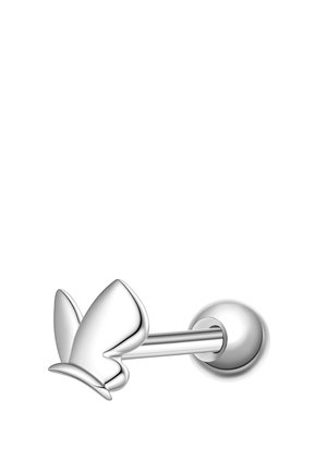 Sølv ørestik med en front formet som en sommerfugl og en rund bagklips på hvid baggrund.