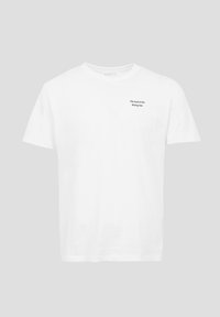 T-shirt blanc à manches courtes avec col rond, portant un petit texte noir "The land of the Rising Sun" sur la partie supérieure gauche de la poitrine.