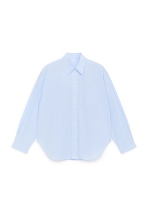 Lyseblå langærmet skjorte med knapper, spids krave og brystlomme, lagt fladt på en hvid baggrund.