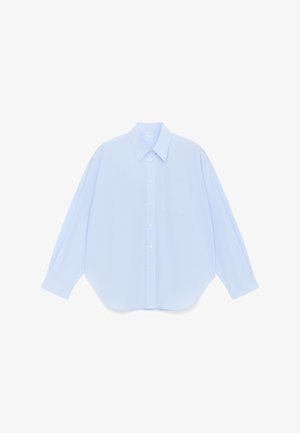 Lyseblå langærmet skjorte med knapper, spids krave og brystlomme, lagt fladt på en hvid baggrund.