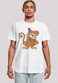 Hvit bomull T-skjorte med et tegneserieapekarakter med brunt pels, kryssede armer, og en rød og blå hjelm. Klassisk crew neck design.