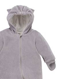 Grå fleece onesie med hætte, der har katteører, frontlynlås og ribbede manchetter. Blød tekstur, designet til varme og komfort.