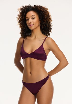 Purpurna satenska bikinka s setom vključuje triangularno bralette obliko in nastavljive naramnice, skupaj z nizkimi bikinami z gladko teksturo.