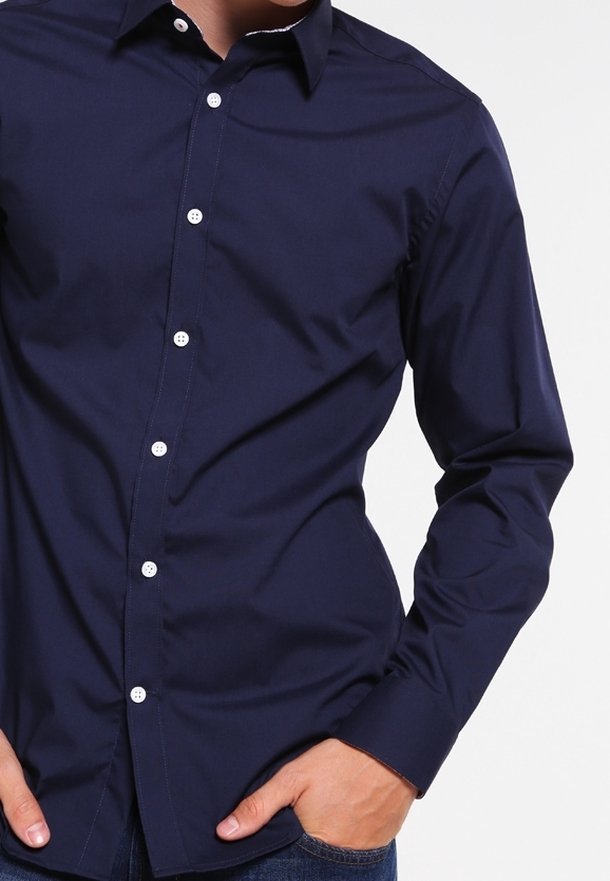 Námořnicky modrá košile s dlouhým rukávem z bavlněné směsi, s úzkým střihem, standardním límečkem a bílými knoflíky na přední liště.