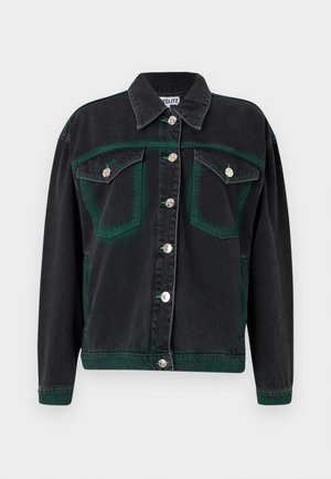 Jaqueta de ganga preta com pormenores verdes, featuring botões prateados, dois bolsos no peito e um ajuste descontraído. O tecido tem uma textura suave.