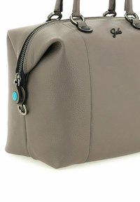 Bolso de mano de cuero gris con superficie texturizada, forma redondeada, doble asa superior y un acento contrastante en aqua cerca del tirador del zipper.