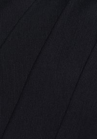 Czarna tkanina z teksturowanym splotem, z cienkimi, pionowymi liniami. Widoczne są liczne panele, ukazujące jednolitą ciemną barwę.