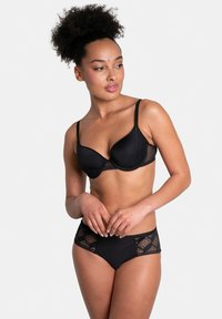 Ensemble de lingerie noire comprenant un soutien-gorge rembourré et lisse avec des inserts en dentelle et un string taille haute assorti avec des détails en mesh.