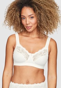 Witte beha met kantaccenten, brede banden en een naadloos ontwerp. Kenmerkt zich door een zachte textuur en delicate scalloped randen langs de halslijn.
