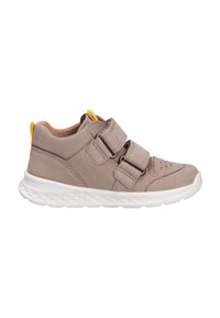 Baskets pour enfants de couleur marron clair avec deux bandes velcro, languette jaune, semelle blanche rembourrée et perforations respirantes sur le dessus.