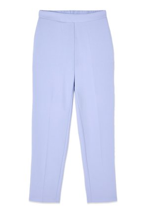 Hellblaue Slim-Fit-Hose mit elastischem Bund und aufgebügelten Bügelfalten, flach auf weißem Hintergrund dargestellt.