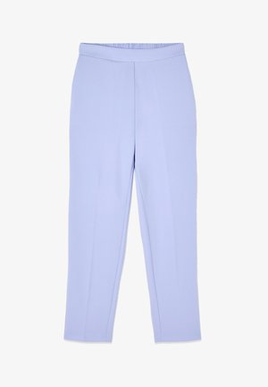 Pantaloni albaștri deschis, croială slim, cu talie elastică și sorturi frontale călcate, așezați pe fundal alb.