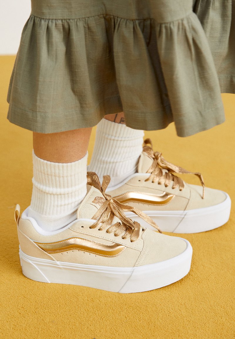 Vans KNU STACK Zapatillas skate high shine gold/dorado