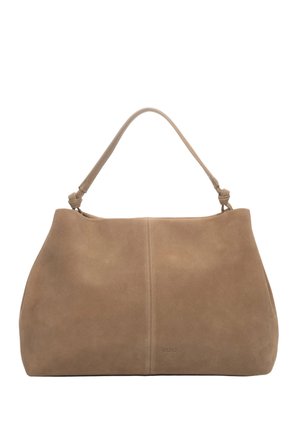 Beżowa torebka ze skóry zamszowej z pojedynczym skręconym paskiem na ramię i subtelnym środkowym szwem, z logo "estro" blisko dolnej krawędzi.