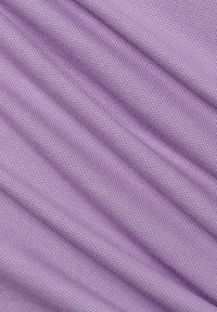 Licht paarse gebreide stof met een fijne textuur, met diagonale lijnen en subtiele plooien. Eenvormige kleur zonder patronen of accentueringen.