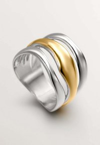 Anillo entrelazado de plata y oro con un diseño liso y ondulado. Dos bandas de plata flanquean una banda central pulida de oro.