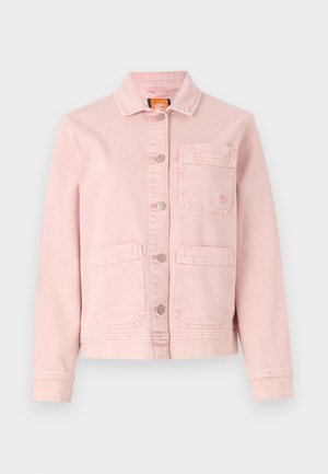 Ružová denimová bunda s ostrým golierom, predným zapínaním na gombíky, dvoma prednými vreckami a prešitými detailmi. Dlhé rukávy s gombíkovými manžetami.