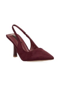 Zapato de salón en suede burdeos con punta afilada, tirante en el talón y tacón de altura media, además de plantilla acolchada.