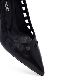 Escarpin noir en cuir avec un bout pointu, comportant des découpes carrées sur les côtés et un revêtement intérieur texturé. Nom de la marque visible à l'intérieur.