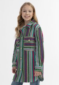 Barevná saková bunda s pruhovaným vzorem v zelené, růžové a modré, se dvěma náprsními kapsami a volným střihem.