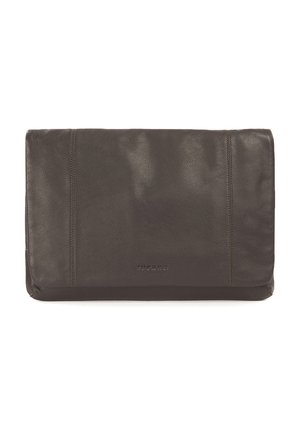 Clutch in pelle marrone con una texture liscia, caratterizzato da due linee cucite, una chiusura a pattina e un logo embossato discreto sulla parte frontale.