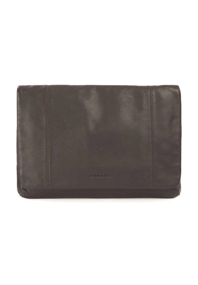 Clutch in pelle marrone con una texture liscia, caratterizzato da due linee cucite, una chiusura a pattina e un logo embossato discreto sulla parte frontale.