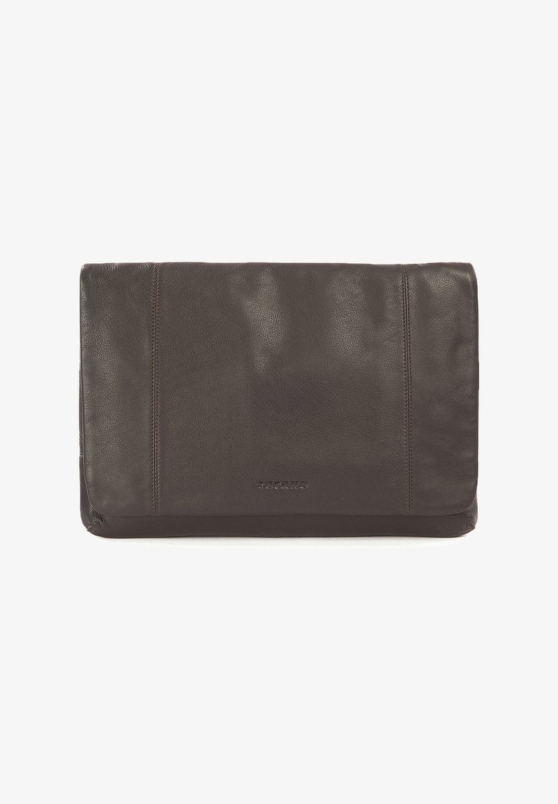 Clutch in pelle marrone con una texture liscia, caratterizzato da due linee cucite, una chiusura a pattina e un logo embossato discreto sulla parte frontale.