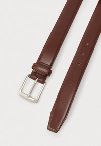 Brauner Ledergürtel mit rechteckiger silberner Schnalle und mehreren Einstelllöchern auf hellem Hintergrund.