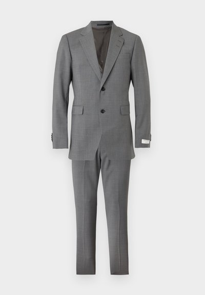 Γκρι ανδρικό κοστούμι δύο τεμαχίων, με μονόκουμπο σακάκι και παντελόνια με ίσια γραμμή.