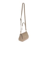 Borsa a mano in pelle artificiale beige con forma arrotondata, tracolla regolabile e dettagli in metallo color oro. Presenta una patta frontale con logo.